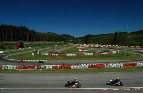 De kartbaan van Spa met links het echte circuit waar Jos Verstappen de LMP2 won