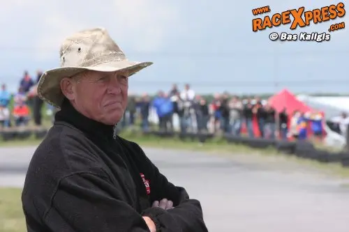 Piet geniet van de mooie races op zijn spectaculaire baan