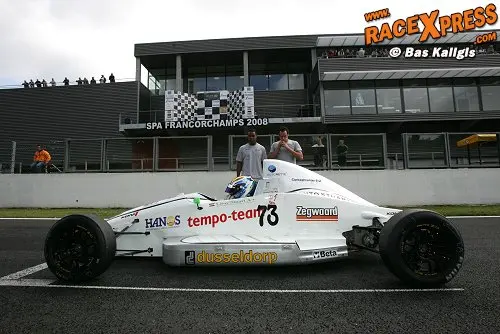 Liroy Stuart reed in de chaotische eerste race naar de eerste plaats van het Nederlandse veld