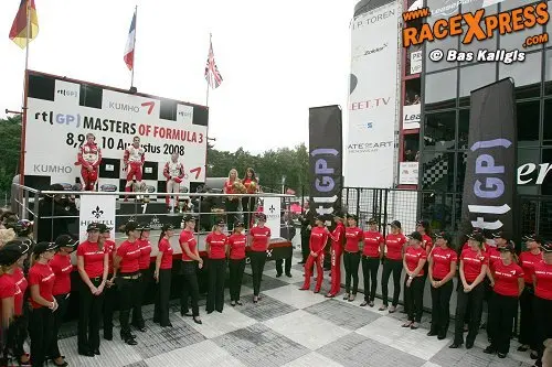 Kumho podium omringd door vrouwelijk schoon