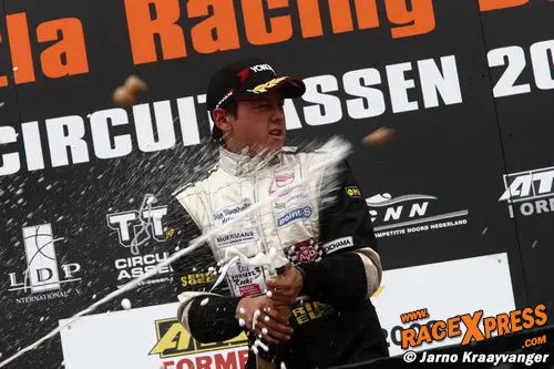 Veel verdiende champagne op het podium