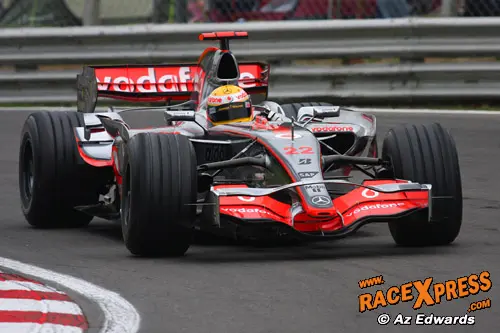 Lewis Hamilton laat de McLaren brullen
