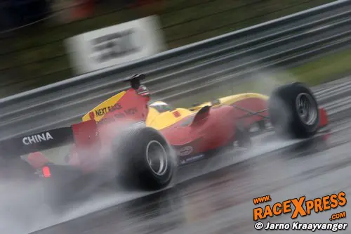 Ho-Pin in zijn Team China auto
