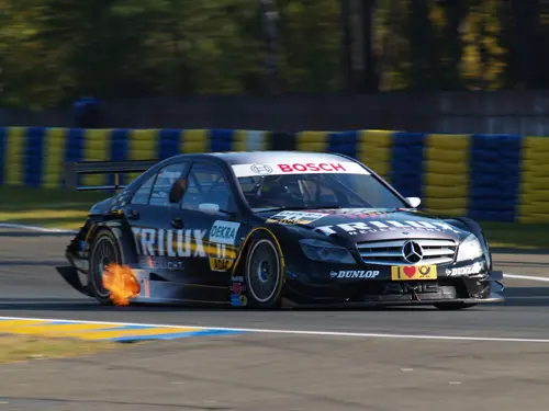 DTM met de vlammen in de pijp