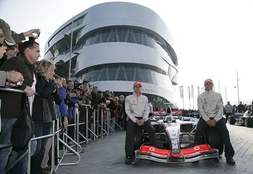 Stars and Cars met oa Hamilton en Kovalainen