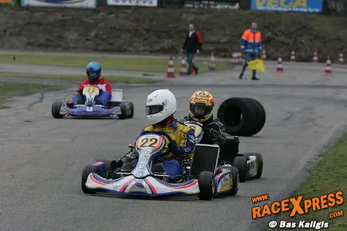 De banden van de bandenstapel stuiterden intussen over het circuit