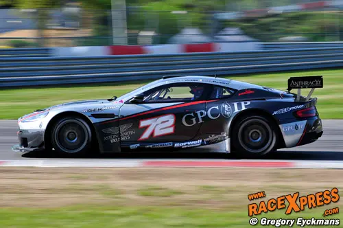 Kurt Mollekens aan het testen in de Aston van Vosse/Renard