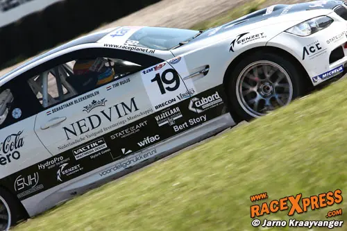 De BMW van Sebastiaan Bleekemolen en Tim Buijs kwam als eerste over de finish