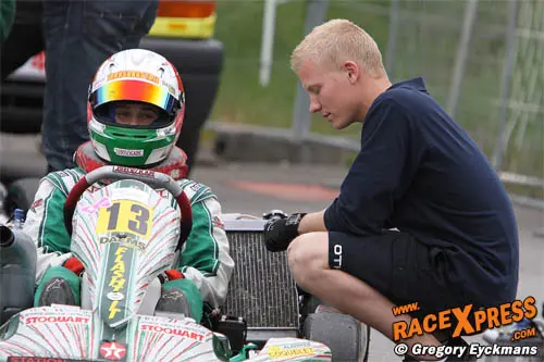 Benjamin Bailly dienstig als monteur tijdens de laatste manche van het BK Karting anno 2009