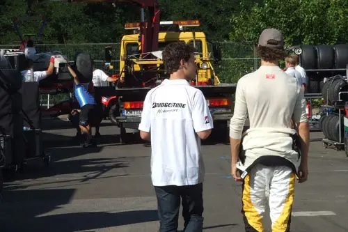 Romain Grosjean loopt na de kwalificatie verhit naar zijn team