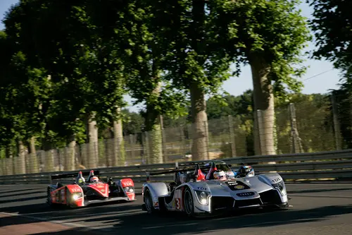 Audi R15 TDI en Audi R10 TDI, met daartussen de Peugeot 908 HDi FAP