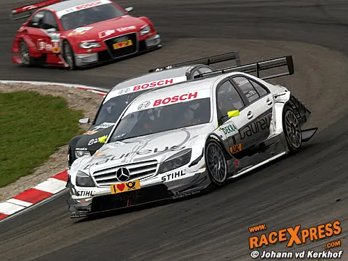 Timo Scheider in gevecht met Ralf Schumacher
