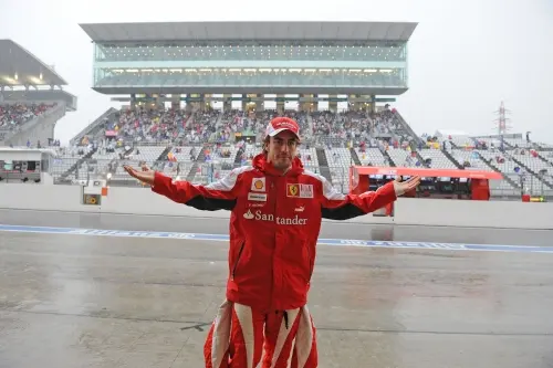 Fernando Alonso wil zelf wel eens voelen hoe hard het regent