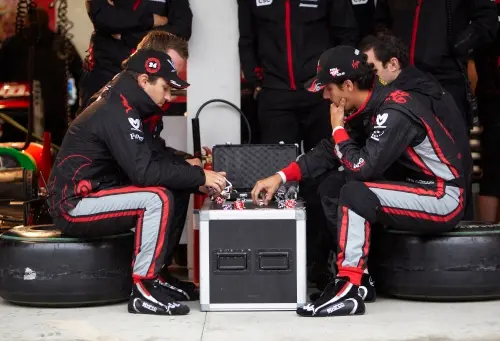 Timo Glock en Lucas di Grassi besluiten een potje te pokeren in de pits