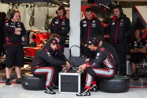 Timo Glock en Lucas di Grassi besluiten een potje te pokeren in de pits