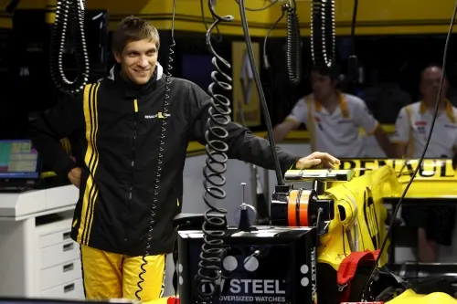Vitaly Petrov wacht af
