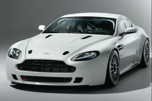 max Braams in actie met dikke Aston Martin