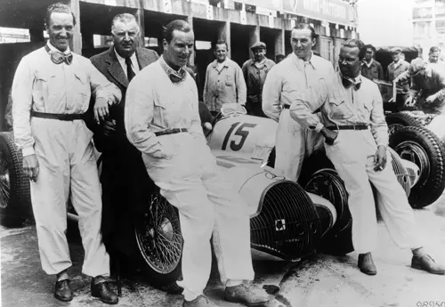 Mercedes 1938 v.l.n.r.: Manfred von Brauchitsch, Alfred Neubauer, Richard Seaman, Hermann Lang & Rudolf Carraciola