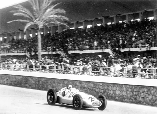 W 165 tijdens de Tripoli Grand Prix 1939