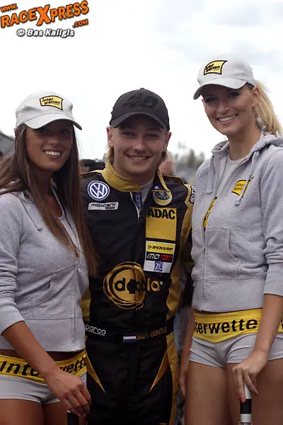Indy Dontje in de sandwich bij twee gridgirls
