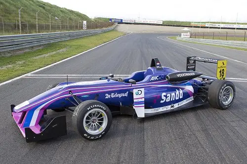 F3-bolide VAR en Dennis van de Laar nieuwe livery voor de Masters of F3