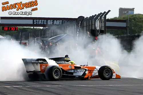 Tom Coronel smoke some rubber