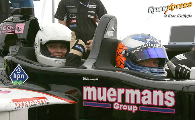 bridget maasland in minardi f1 met robert doornbos 680