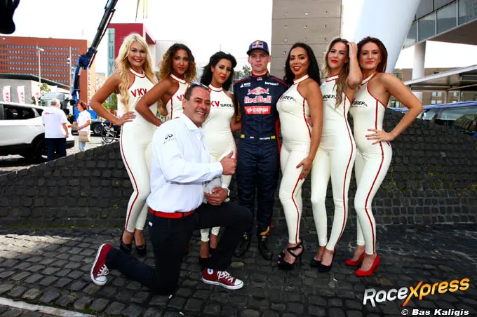 Robert Heilbron maakr een kiebuiging voor Verstappen