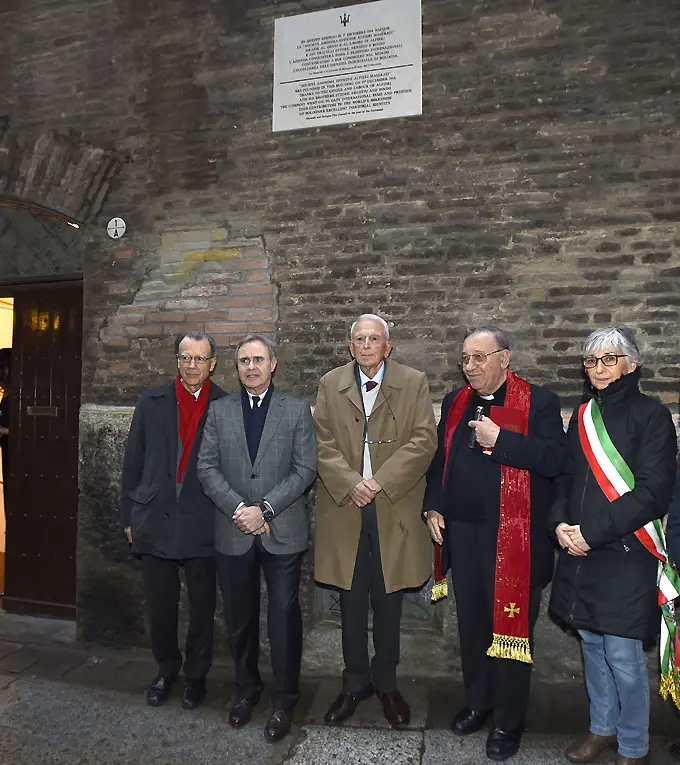 Maserati 100 anni Via Pepoli 1A Bologna da sinistra Alfieri Maserati Harald Wester Carlo Maserati Don Sergio Mantovani Patrizia Gabellini