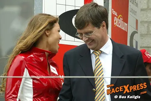 Ex-minister-president Jan Peter Balkenende flirt met pitspoes