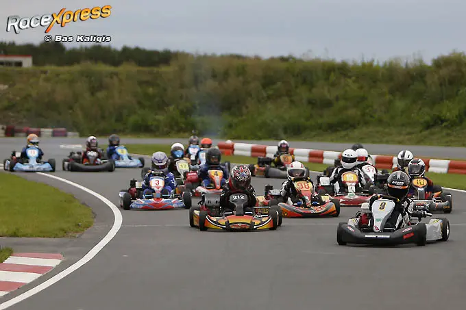 Karten op de outdoorkartbaan in Lelystad