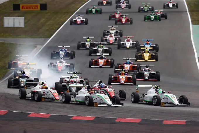 start adac formula 4 Esmeijer and Dienst in front racexpress 