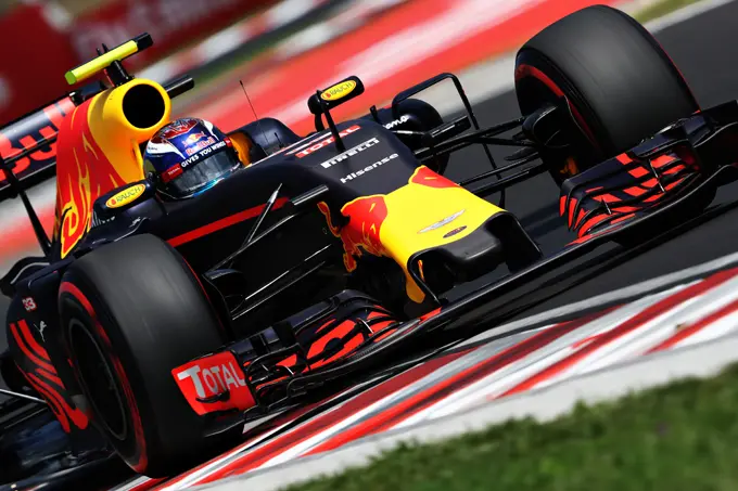 Max Verstappen met mes tussen de tanden