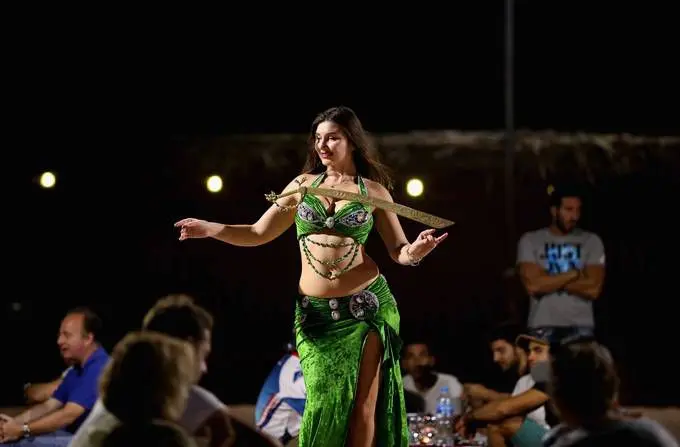 Red Bull buikdanseres
