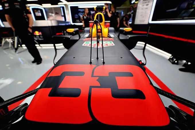 Red Bull RB13 van Max Verstappen met startnummer 33