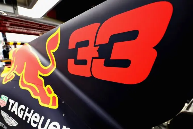 Red Bull RB13 van Max Verstappen met startnummer 33