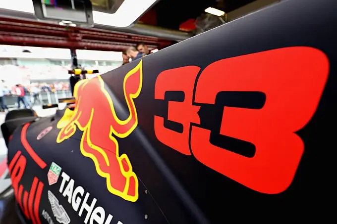 Red Bull RB13 van Max Verstappen met startnummer 33
