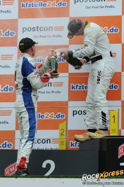 Indy Dontje champagne spuiten