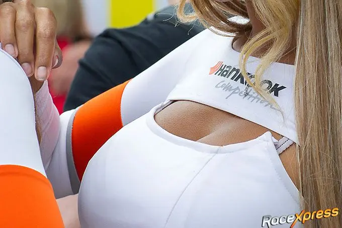 grid girl in weer en wind; kippenvel