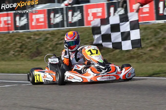Mike van Vugt als winnaar over de streep