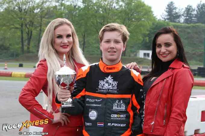 Roderick Pikker podium en grid girls