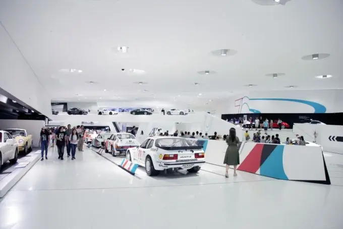 Tentoonstelling ‘70 jaar sportwagens van Porsche’ is ultieme tussenstop in Stuttgart
