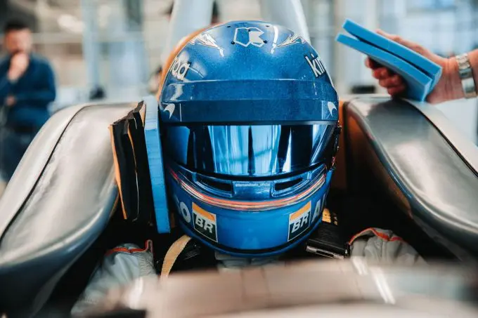 alonso fitting indy 2