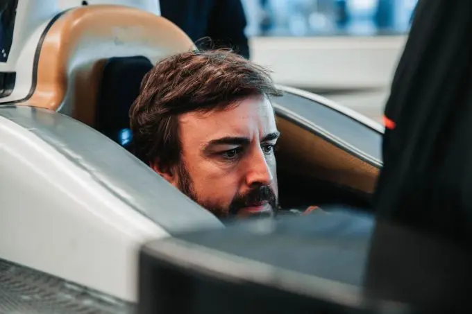alonso fitting indy 3