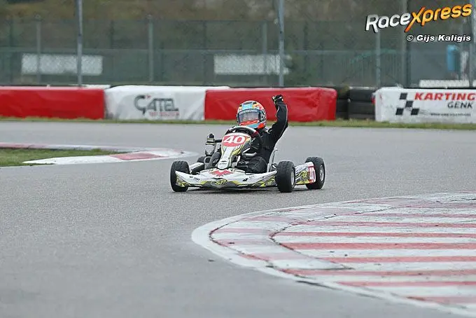 Kasper Schormans wint in de regen
