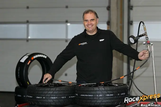 Mazda MX5 Cuup staat op Hankook banden