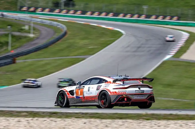 Verdonck Aston Martin onderweg achteraanzicht