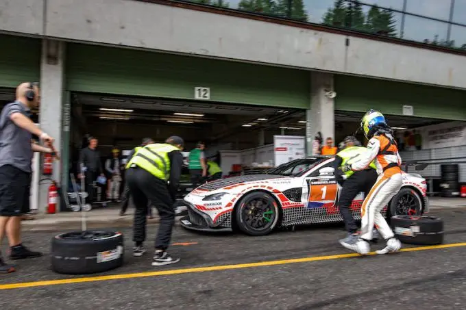 Verdonck Aston Martin pitstop