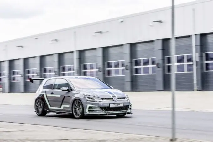 Wereldprimeur van Volkswagen: unieke Golf GTI Aurora conceptcar met holografische bediening