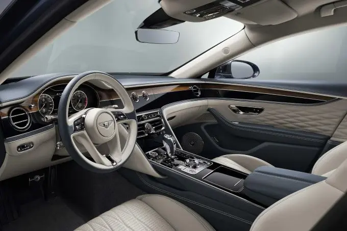 Bentley Flying Spur: Sportsedan & limousine in één